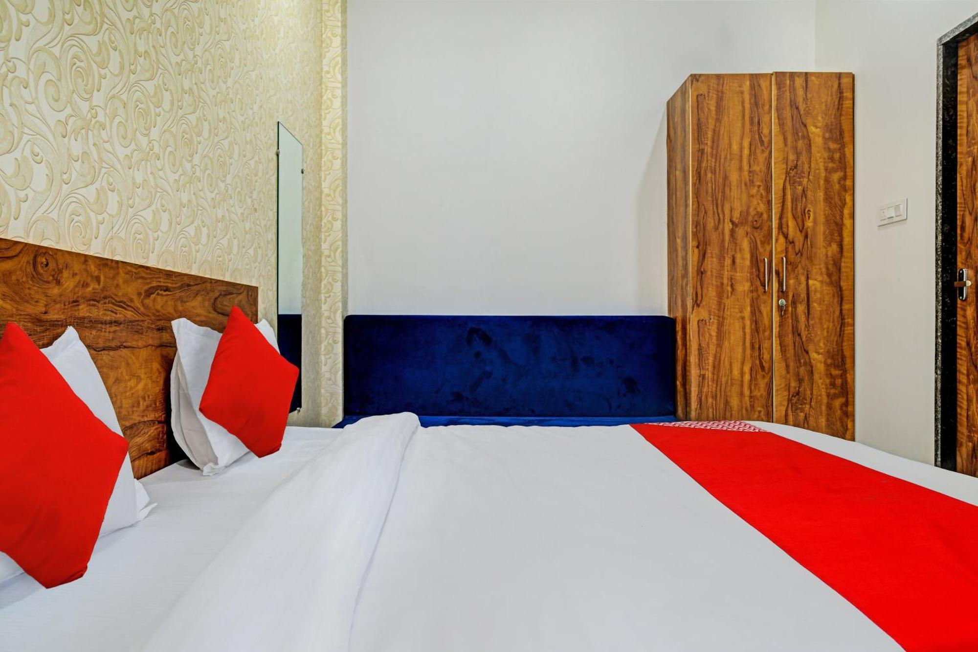 Oyo Flagship Hotel Blue Tick 印多尔 外观 照片