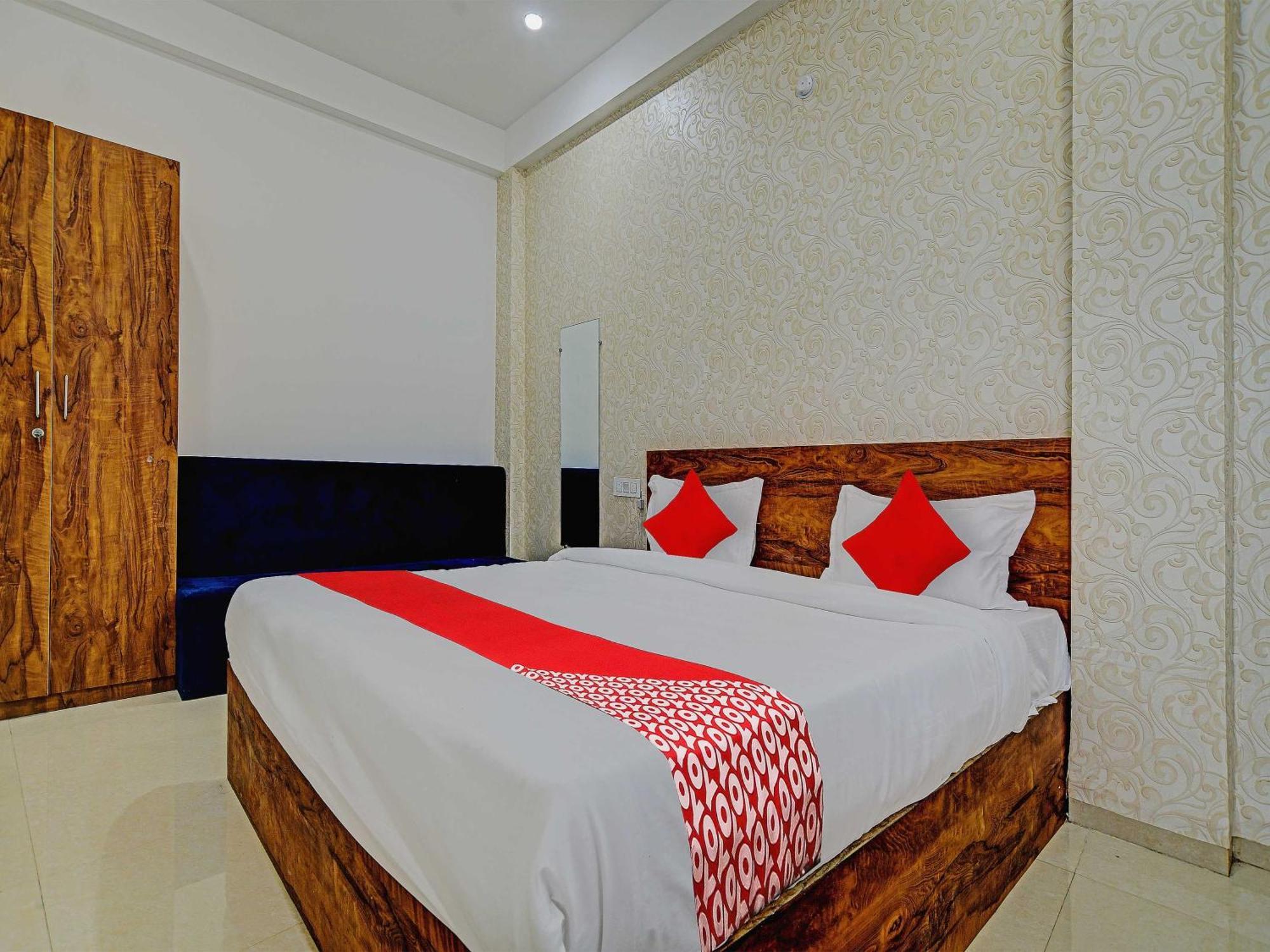 Oyo Flagship Hotel Blue Tick 印多尔 外观 照片