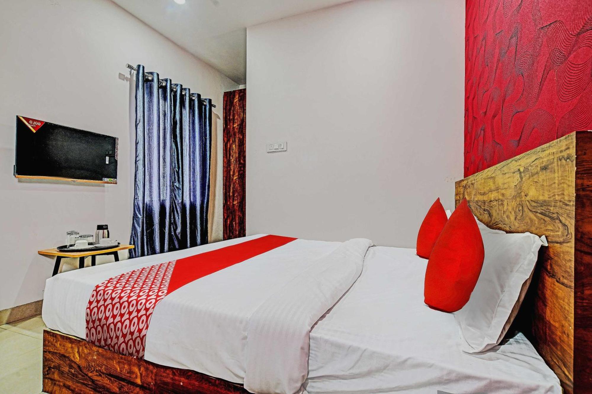 Oyo Flagship Hotel Blue Tick 印多尔 外观 照片