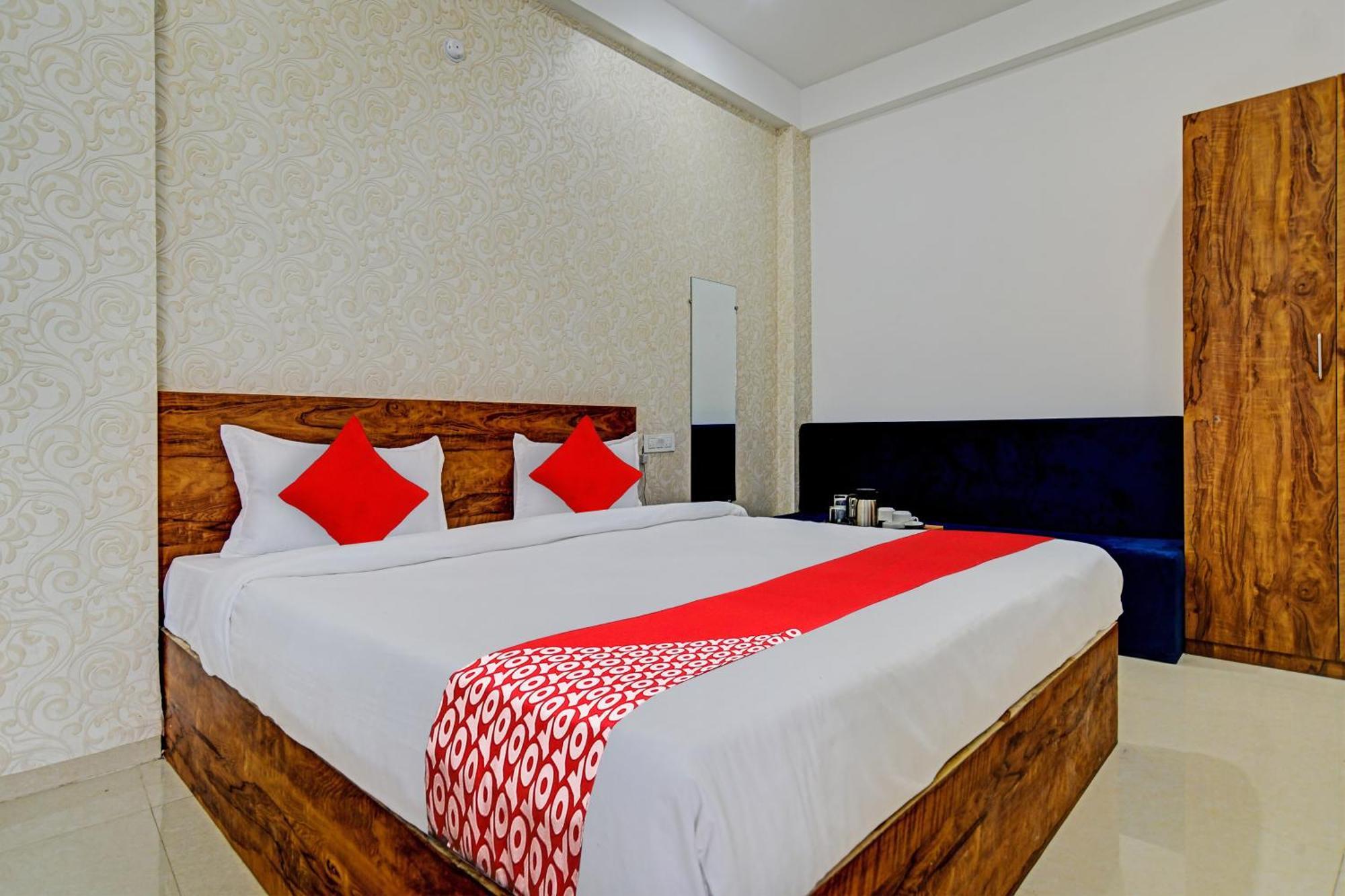 Oyo Flagship Hotel Blue Tick 印多尔 外观 照片